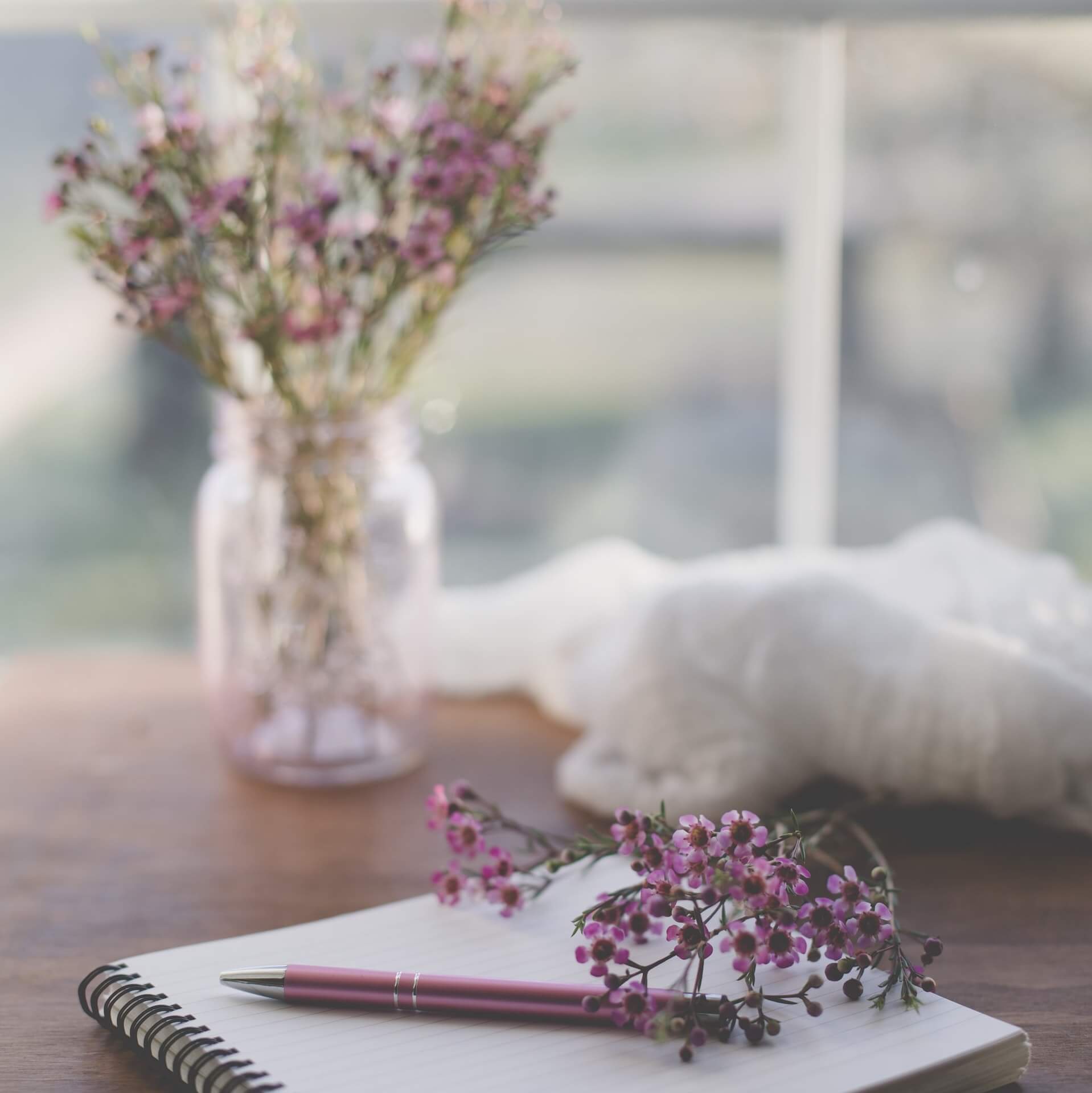 The gratitude connection - notebook with pen and flowers